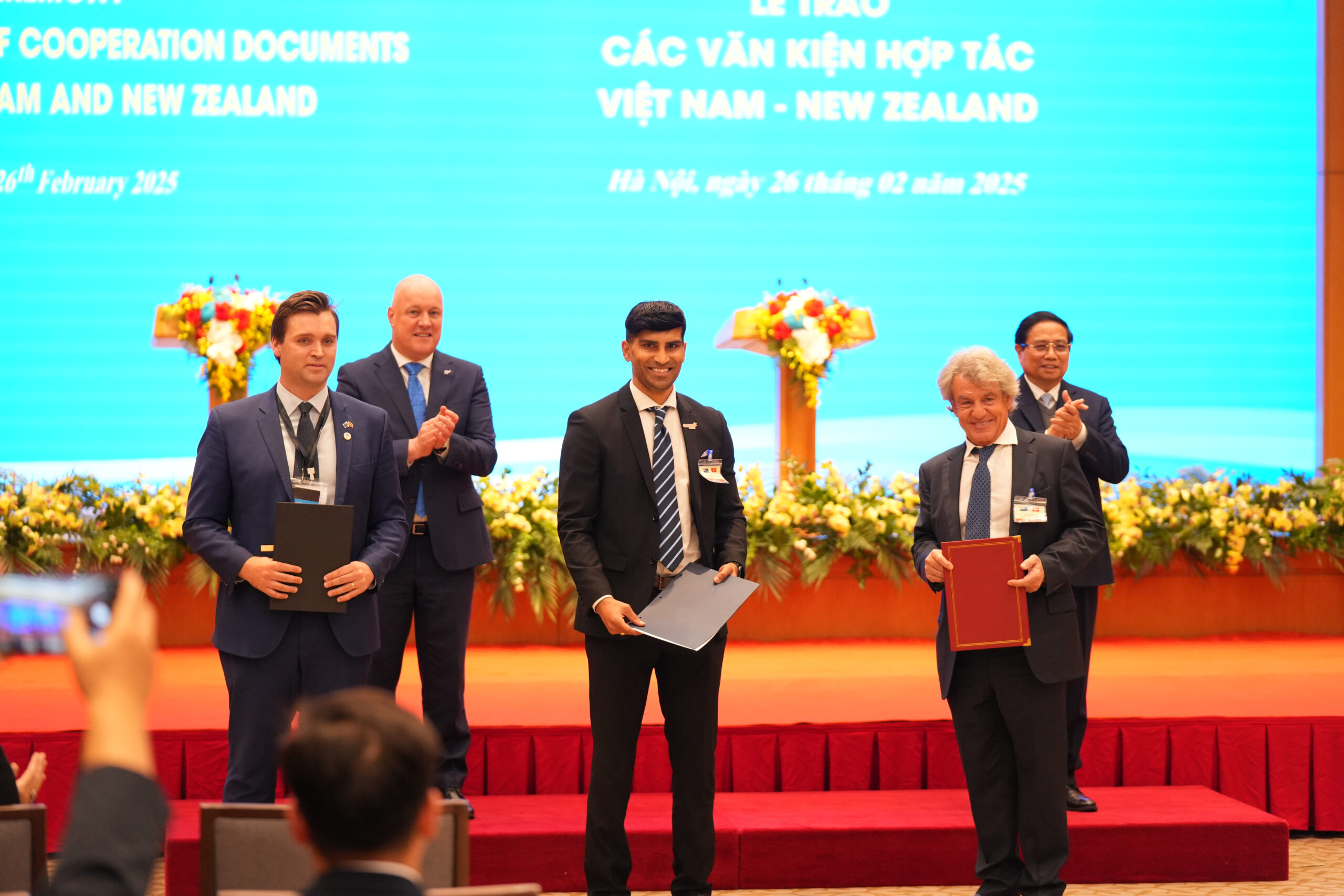 Pictured from left to right: Orion Health CEO Brad Porter, New Zealand Prime Minister Christopher Luxon (back left), McCrae Hospitals CEO Niru Rajakumar, FV Hospital CEO Dr Jean-Marcel Guillon, Vietnam Prime Minister Pham Minh Chinh (back right).