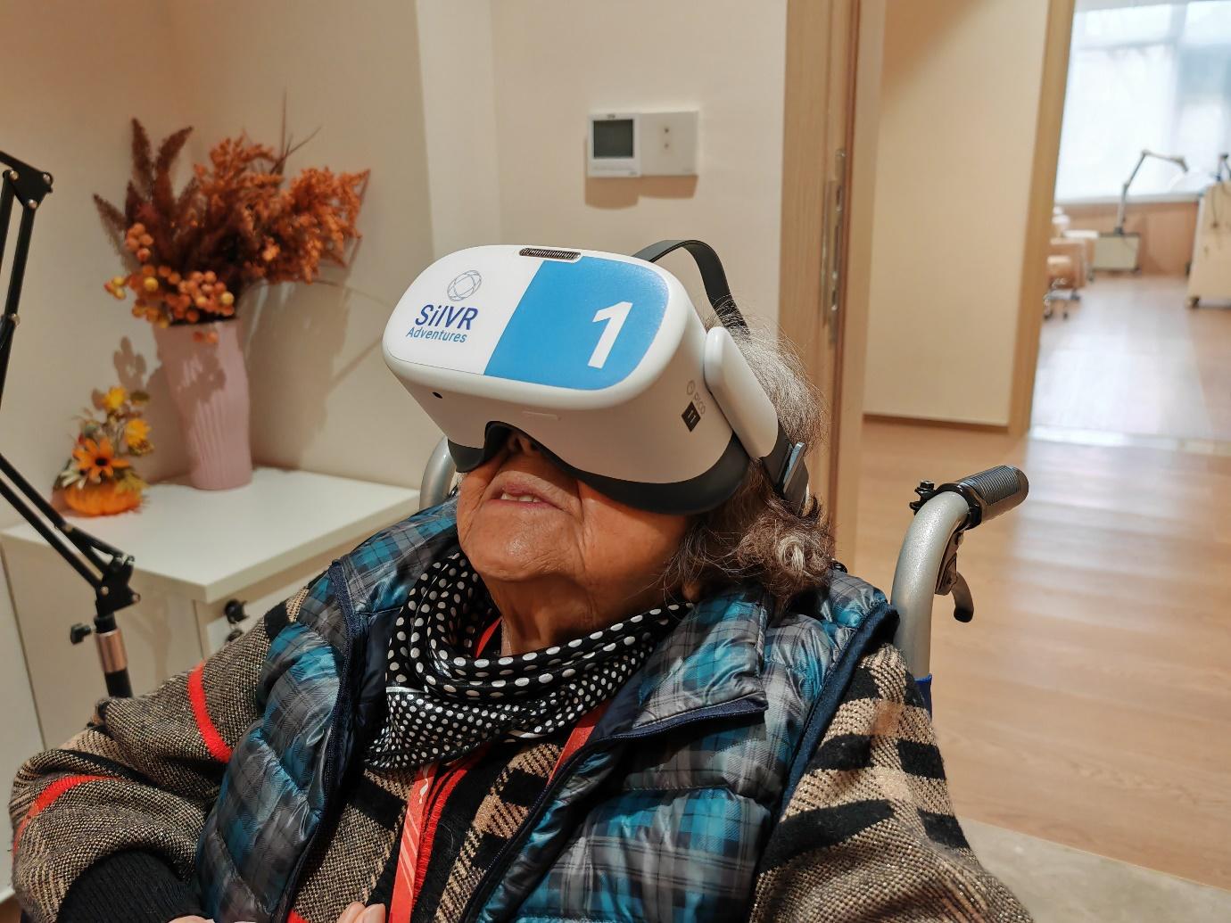 Sindora Living resident enjoying an immersive VR experience